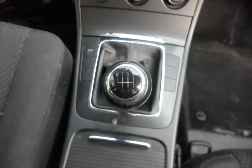 Passat 3C Mittelkonsole Verkleidung Klappe Abdeckung Dekor netzoptik schwarz mat (183365)