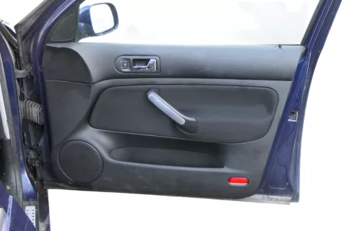 1x Golf 4 Bora Türverkleidung Verkleidung Tür vorne rechts 4/5-Türer schwarz