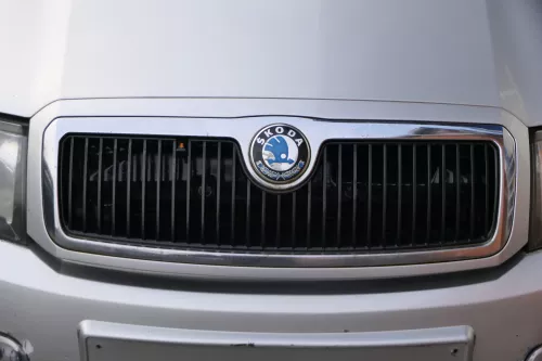 Fabia 6Y Zeichen Kühlergrill Grill Gitter 6Y0853668 silber grau LF7T Logo