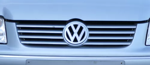 VW Bora Grill Kühlergrill VW Zeichen Logo blau LB5S
