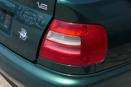 Audi A4 B5 Limousine hinten rechts Rückleuchte original Lampenträger