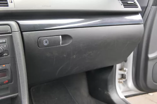 Audi A4 8E B7 Handschuhfach Griff für Handschuhfachdeckel Deckel Klappe schwarz