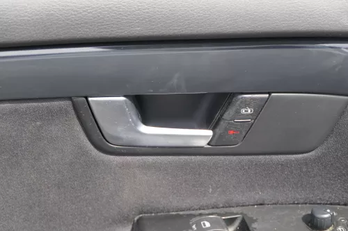 1x A4 8E B6 Türverkleidung Verkleidung Tür vorne links soul schwarz -ohne Schalt (184070)