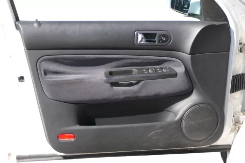 1x Golf 4 Bora Türverkleidung Verkleidung Tür vorne links 4/5-Türer schwarz Velo