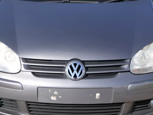 VW Golf 5 Grill Kühlergrill VW Zeichen Logo grau LA7T
