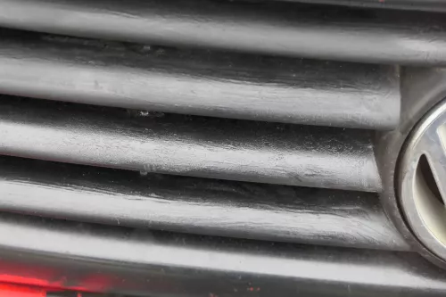 VW Polo 6N Kühlergrill Grillleiste vorne Leiste Grill schwarz / rot (184673)