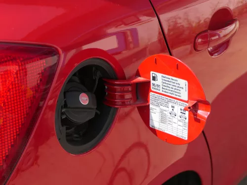 Skoda Fabia 5J Limousine Tankdeckel Deckel Tank Tankverschluß rot LF3K (186442)